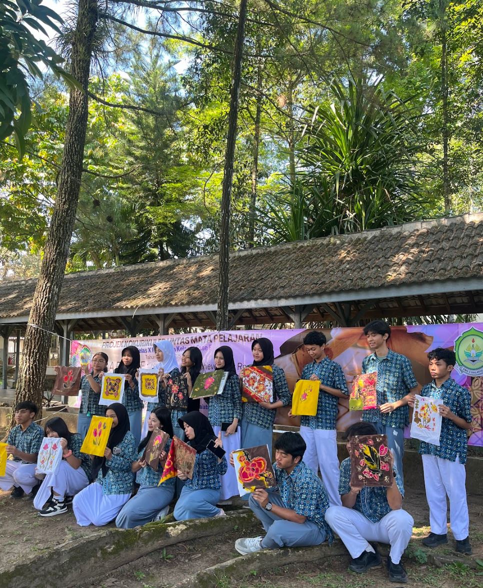 Presentasi karya batik siswa pada Apresiasi Karya SARCHIE 2026